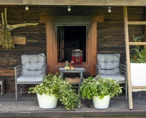 Privaatse suitsusauna terrass ja rahulik puhkeala Pärnumaa looduses.