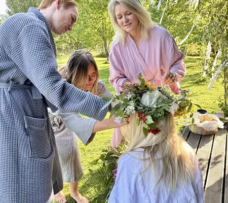 Pruut lillepärjaga looduses Wiire tüdrukuteõhtul